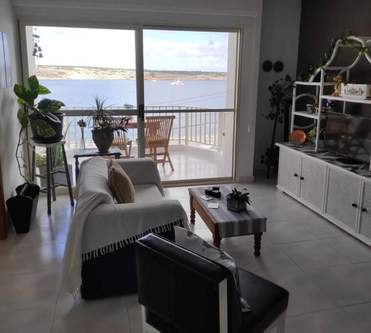 Apartment Bay *